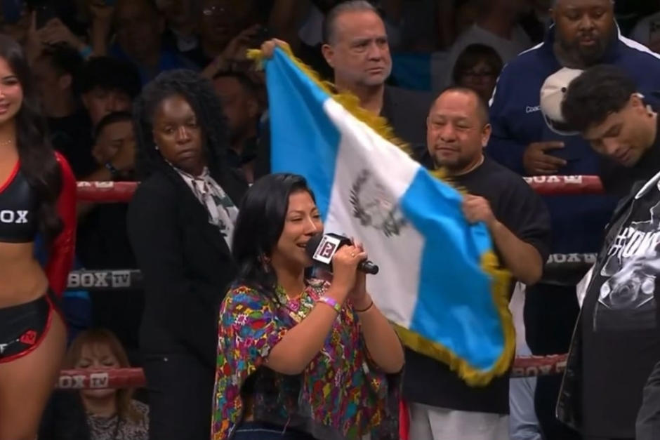 La cantante se anim&oacute; a alentar a los asistentes para que corearan el Himno Nacional de Guatemala. (Captura Video)