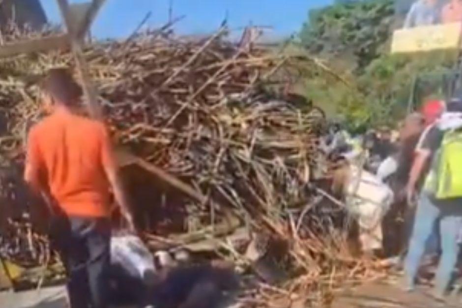 El cargamento pesado cay&oacute; sobre la ruta. (Foto: captura de video)