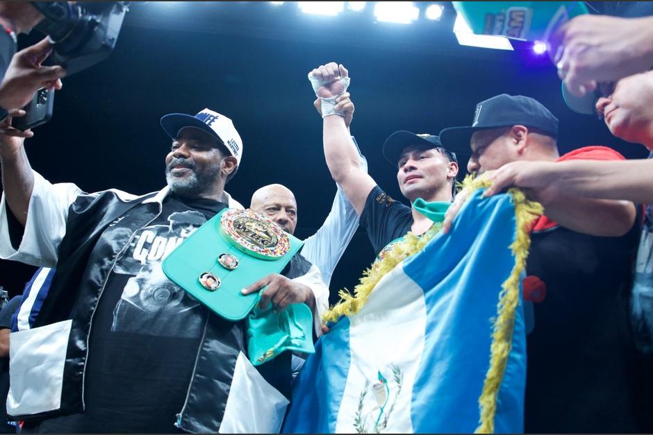 La bandera azul y blanco acompa&ntilde;a a Lester Mart&iacute;nez en una noche hist&oacute;rica. (Foto:&nbsp;V&iacute;ctor Escobedo / Nuestro Diario)&nbsp;