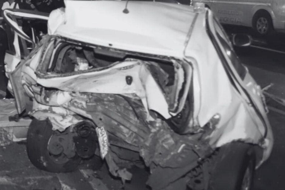 El veh&iacute;culo qued&oacute; destrido tras el hecho. (Foto: redes sociales)