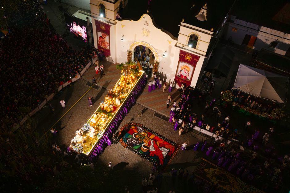 As&iacute; se ve&iacute;a en su salida del templo. (Foto: Municipalidad de Antigua)