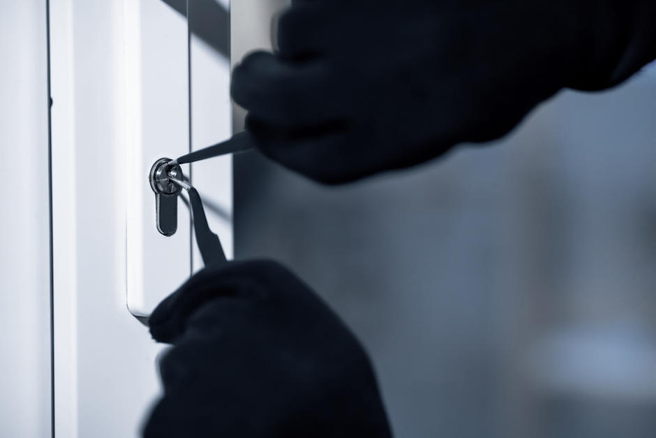 Con una herramienta intent&oacute; romper los candados de seguridad. (Foto Shutterstock)&nbsp;&nbsp;