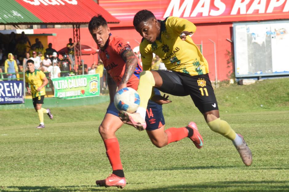 Keyshwen Arboine domina el bal&oacute;n ante la mirada del defensor rojo Darwin Torres. (Foto: Wilder L&oacute;pez / Nuestro Diario)