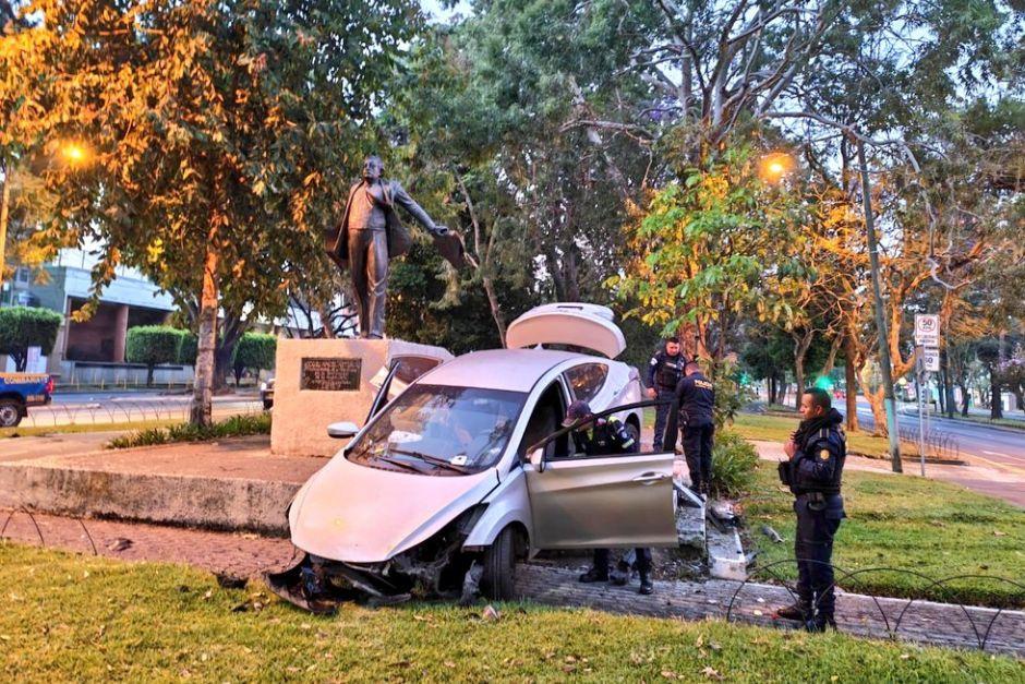 El veh&iacute;culo se sali&oacute; de la ruta, quedando empotrado sobre las gradas del monumento. (Foto: RRSS)&nbsp;