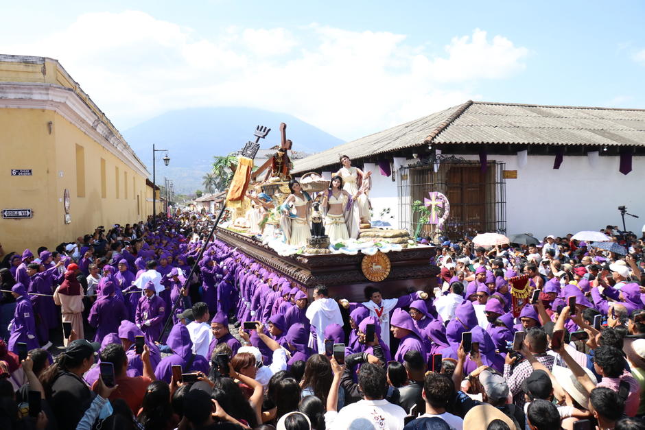 Miles de cucuruchos cargan con fervor al Nazareno de la Ca&iacute;da.&nbsp;(Foto: Renato Melgar/Colaborador)