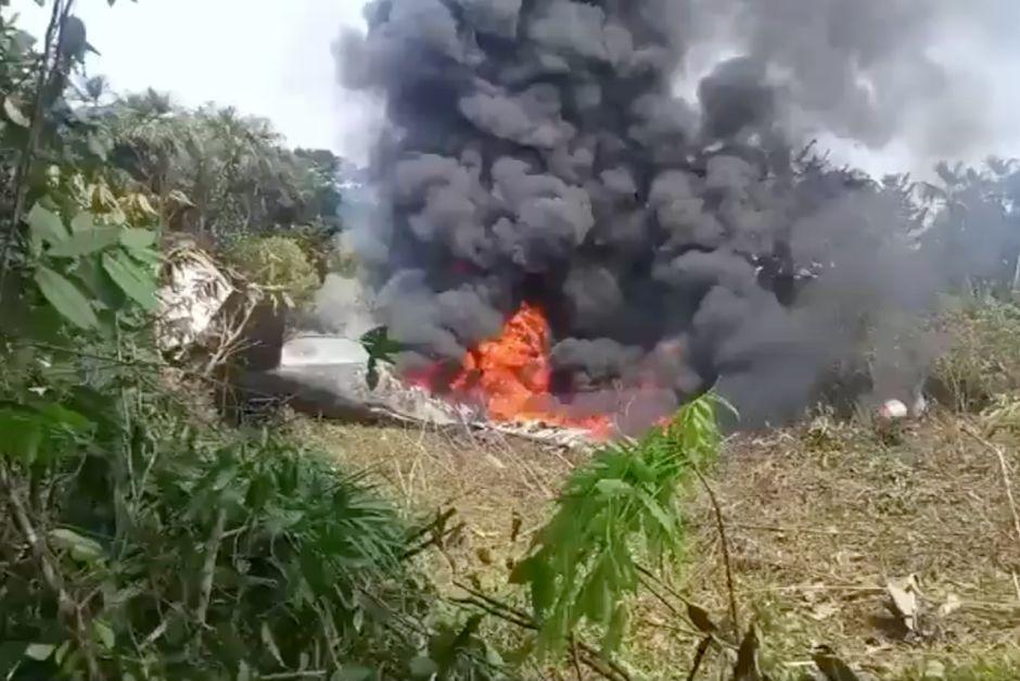 La aeronave prendi&oacute; en llamas tras haberse estrellado. (Foto: Captura de video)