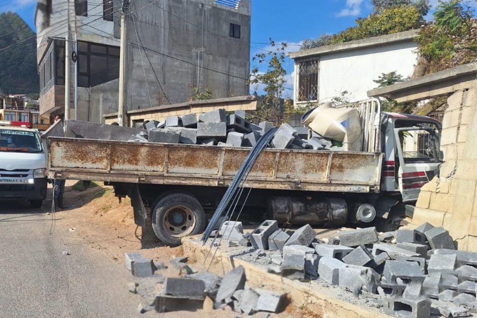 El cami&oacute;n impact&oacute; con una vivienda tras perder el control. (Foto: Asonbomd)