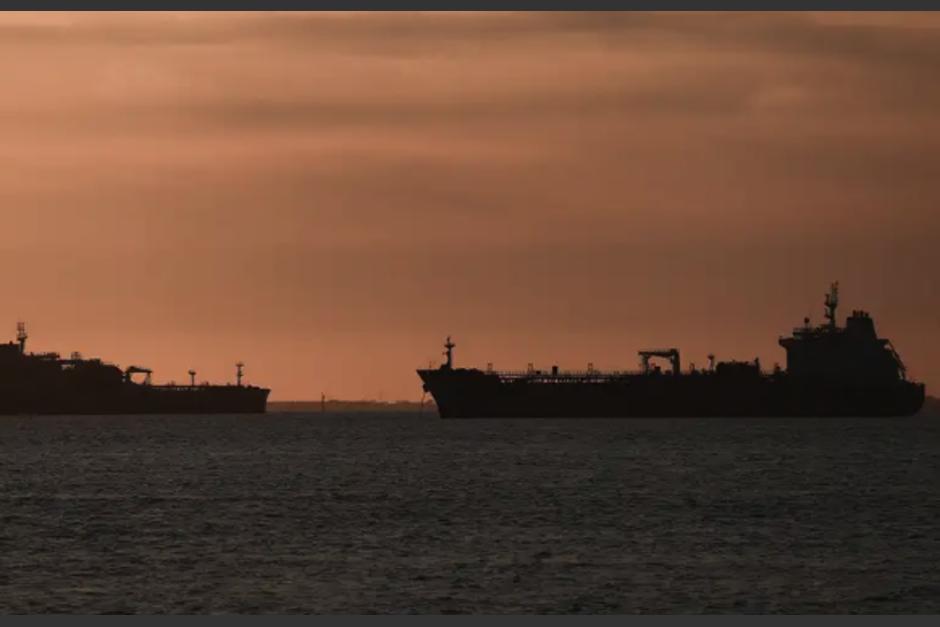 Un barco turco tambi&eacute;n logr&oacute; cruzar el estrecho. (Foto: AFP)