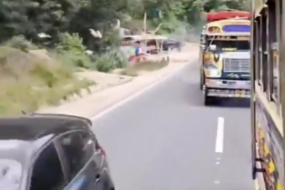 En el video se observa como dos buses extraurbanos rebasan y conducen a excesiva velocidad en una carretera. (Foto: Captura de video)