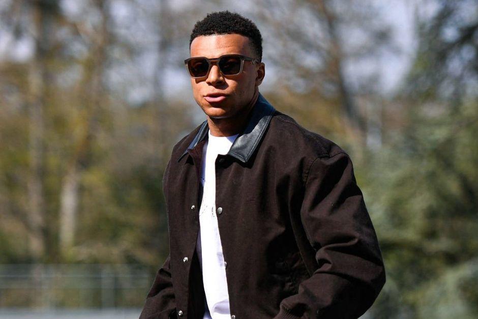 Con un atuendo elegante, el delantero volvi&oacute; a su pa&iacute;s para concentrarse con la Selecci&oacute;n. (Foto: AFP)