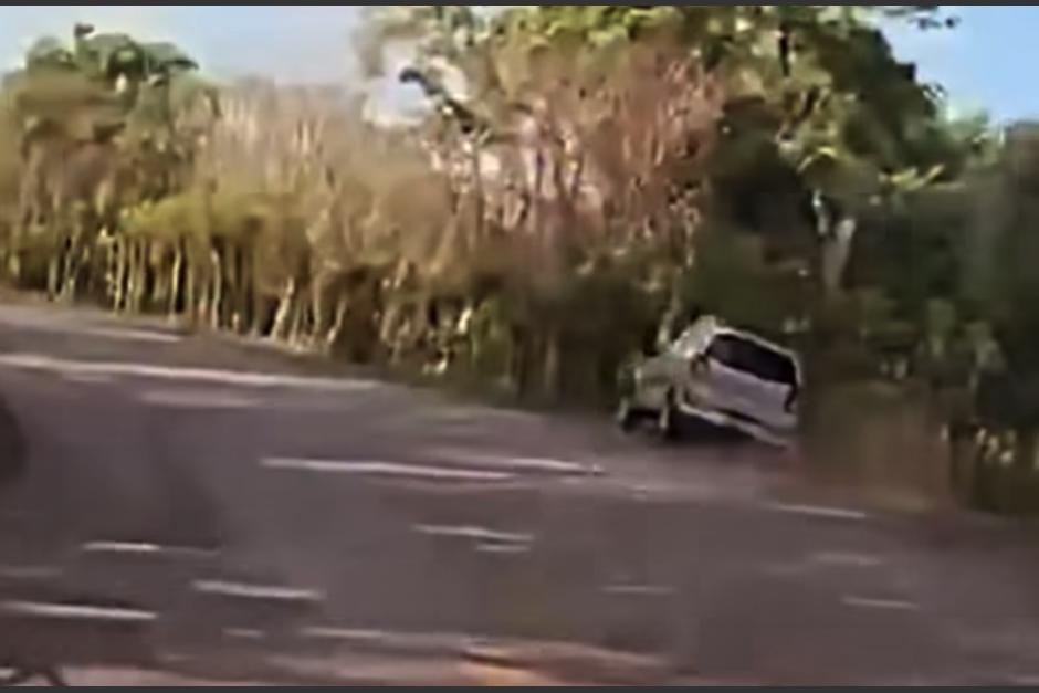 El conductor perdi&oacute; el control y termin&oacute; impactando y girando sobre el pavimento. (Foto: captura de video)