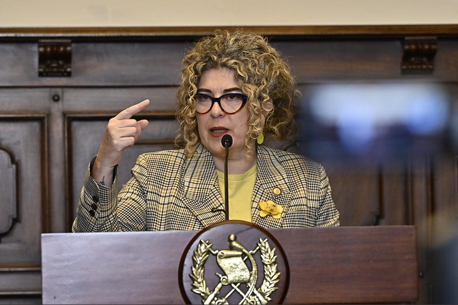 La ministra de Econom&iacute;a Gabriela Garc&iacute;a inform&oacute; c&oacute;mo se usar&iacute;a el fondo para las Mipymes. (Foto: SCSP / Soy502)