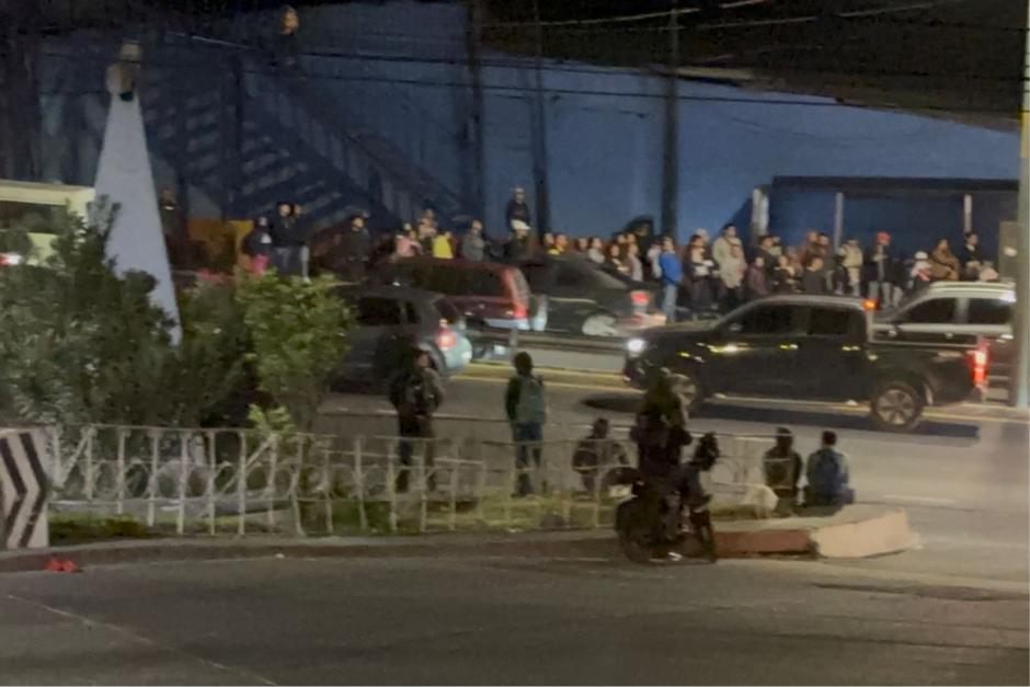 Desde las primeras horas de este martes 24 de marzo, vecinos de Mixco esperaban al transporte extraurbano. (Foto: Jos&eacute; Manuel L&oacute;pez/Cortes&iacute;a)