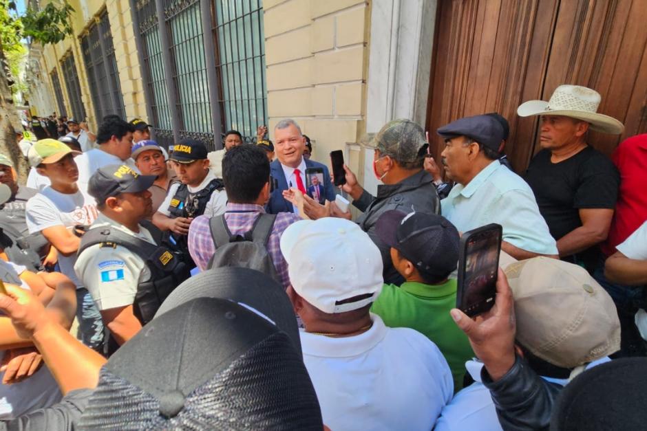 Transportistan protestan frente al Congreso mientras se discuten soluciones al alza del combustible. (Foto: Estuardo Paredes/Nuestro Diario)