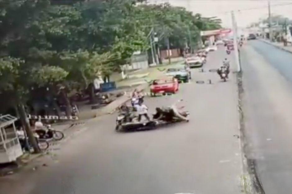 Algunos de los tripulantes cayeron sobre la cinta asf&aacute;ltica. (Foto: Captura de video)