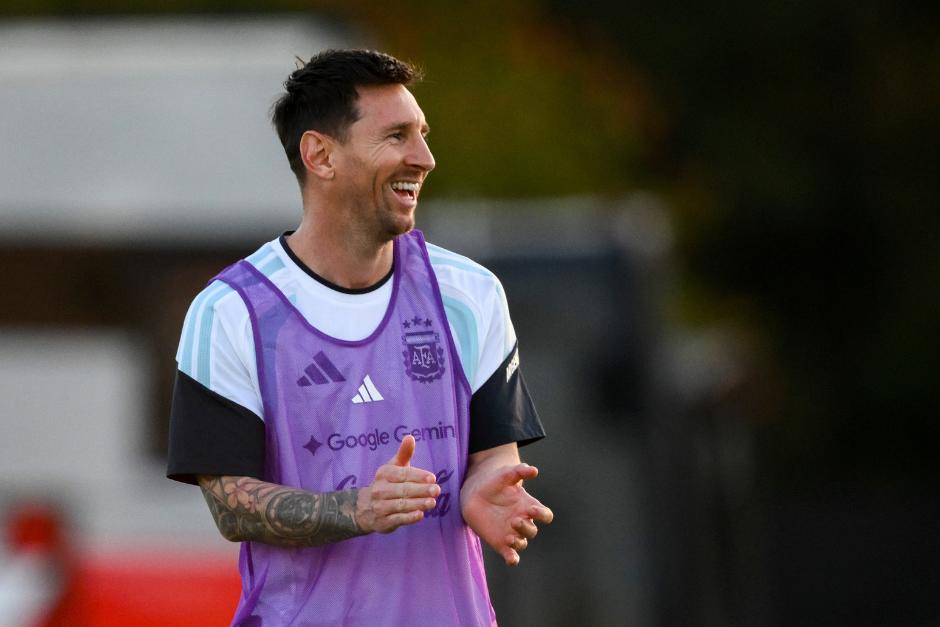 Lionel Messi y compa&ntilde;&iacute;a se mostraron bastante relajados y animados en el entreno de este mi&eacute;rcoles, a dos d&iacute;as de encarar el amistoso contra Mauritania en La Bombonera. (Foto: AFP)