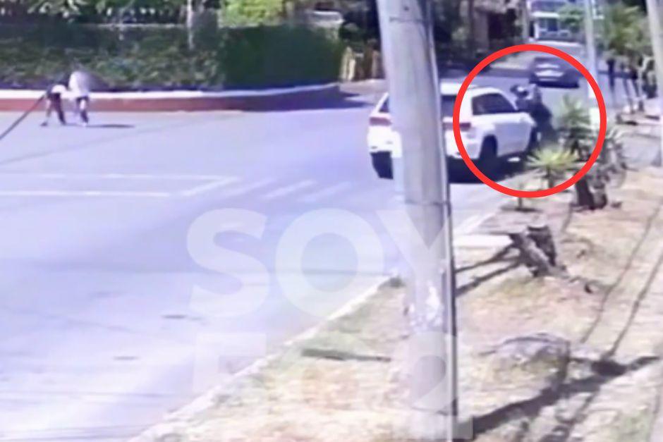 Una camioneta atropell&oacute; a un conductor tras una discusi&oacute;n vial. (Foto: Captura de video)