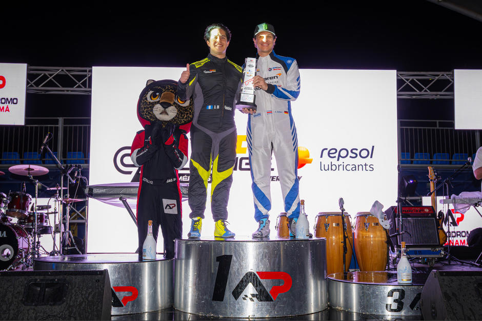 El guatemalteco, Juan Diego Hern&aacute;ndez, subi&oacute; a lo m&aacute;s alto del podio en la divisi&oacute;n GTS Turbo, junto al tico, Andr&eacute; Solano. (Foto: Mundo Motorizado)