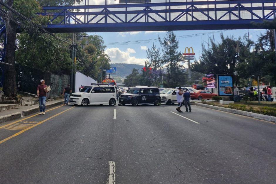 Taxistas han hecho un bloqueo como forma de protesta. (Foto: Tr&aacute;nsito Mixco)