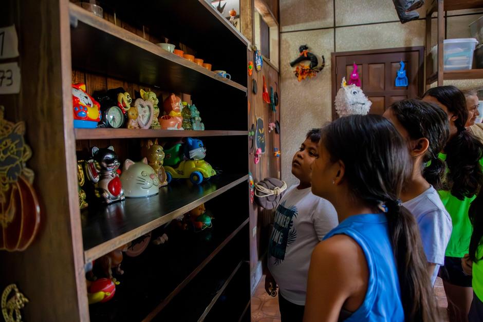 Los estudiantes quedan maravillados con la cantidad de piezas dedicadas a los gatos.&nbsp;(Foto: Pablo Miguel/Colaborador)