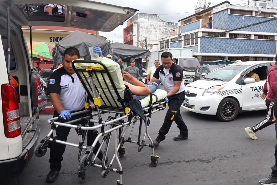 La v&iacute;ctima fue trasladada a un centro asistencial tras presentar heridas de bala. (Foto: Bomberos Voluntarios)