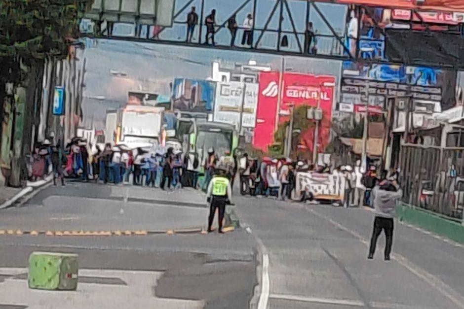 El tr&aacute;nsito est&aacute; siendo afectado en la calzada Ra&uacute;l Aguilar Batres este viernes por protestas. (Foto: Redes sociales)