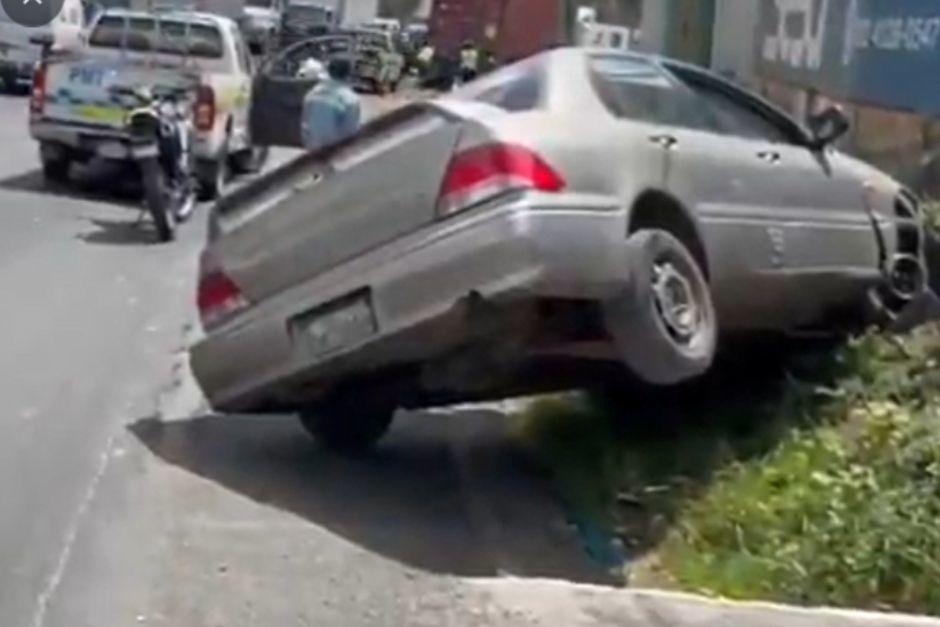 El veh&iacute;culo qued&oacute; empotrado tras el impacto. (Foto: PMT, Villa Nueva)