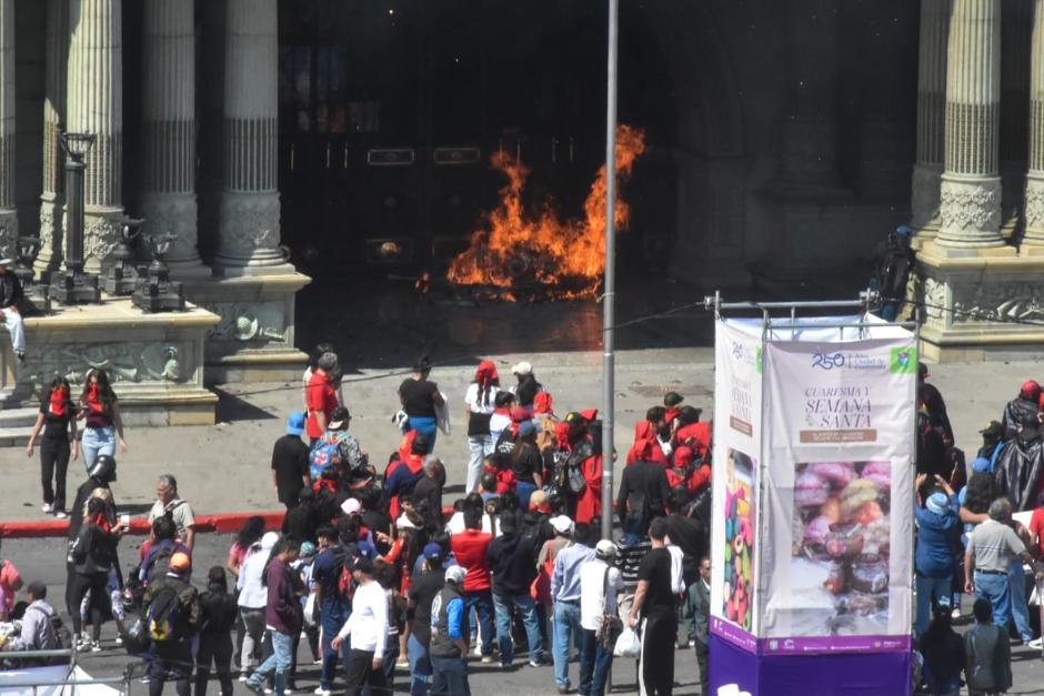 Encapuchados provocan llamarada frente al Palacio Nacional durante la Huelga de Dolores. (Foto: Estuardo Paredes/Nuestro Diario)&nbsp;