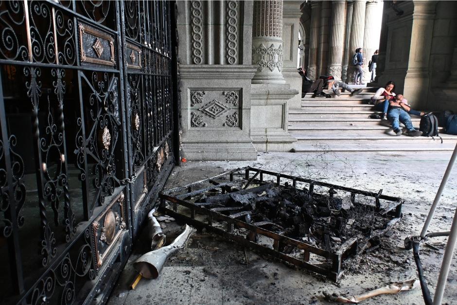 &nbsp;Im&aacute;genes posteriores muestran restos quemados frente al Palacio Nacional. (Foto: Jose Luis Pos/Nuestro Diario)