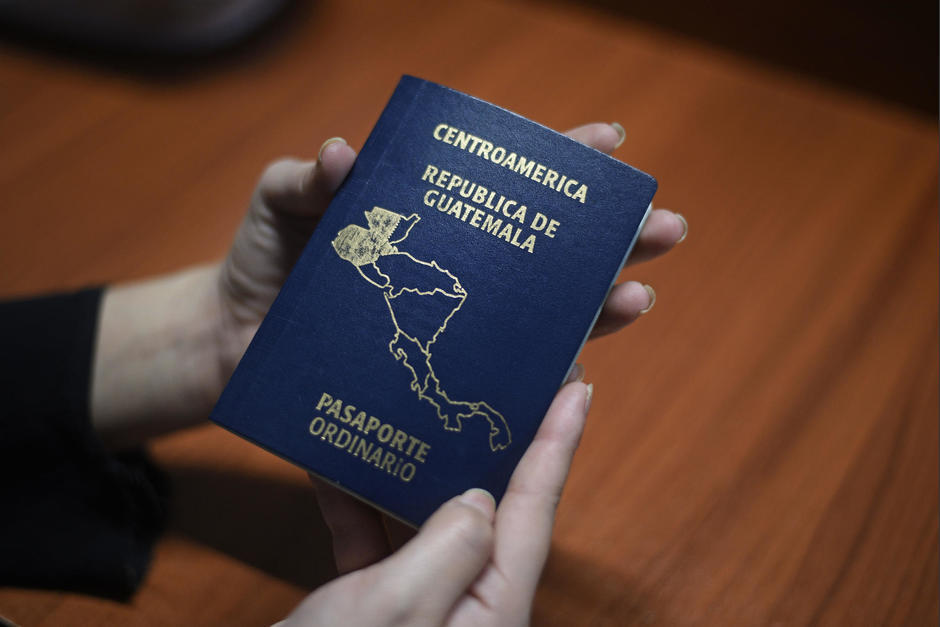 Si necesitas viajar de emergencia y tienes el pasaporte vencido, Migraci&oacute;n puede extender la vigencia de forma expr&eacute;s. (Foto: Soy502)