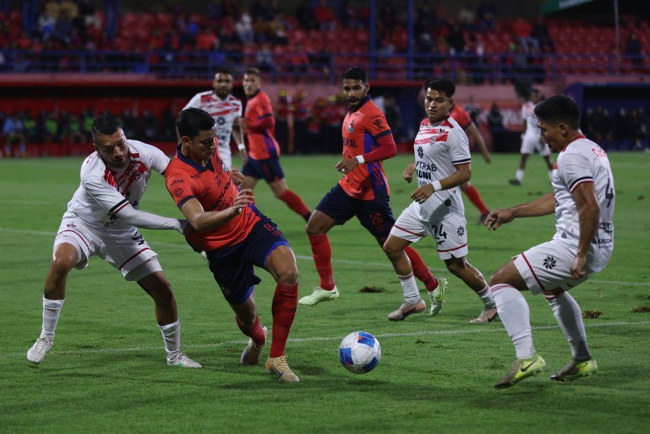 Jos&eacute; Carlos Martinez intenta salir de la presi&oacute;n rival. (FOTO: Juan Manuel Mijangos / colaborador)