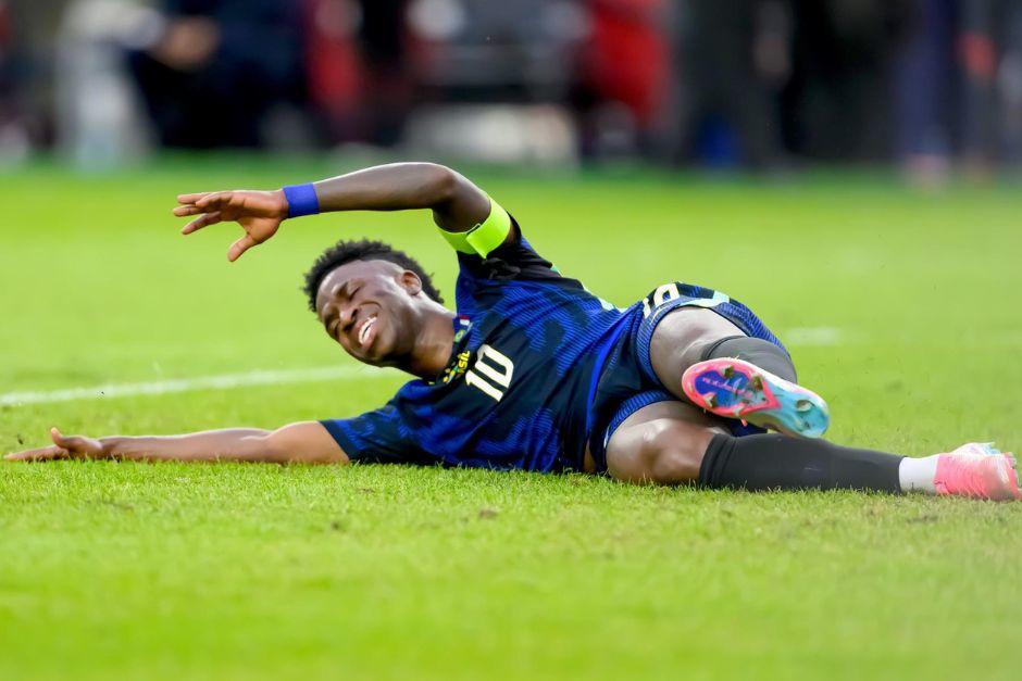 El delantero del Real Madrid report&oacute; molestias luego del partido del jueves ante Francia. (Foto: Redes)