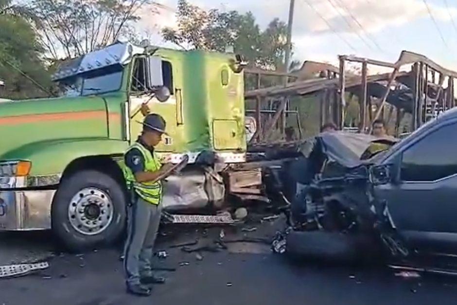 El tr&aacute;nsito se ve complicado tras hecho vial. (Foto: captura de video)