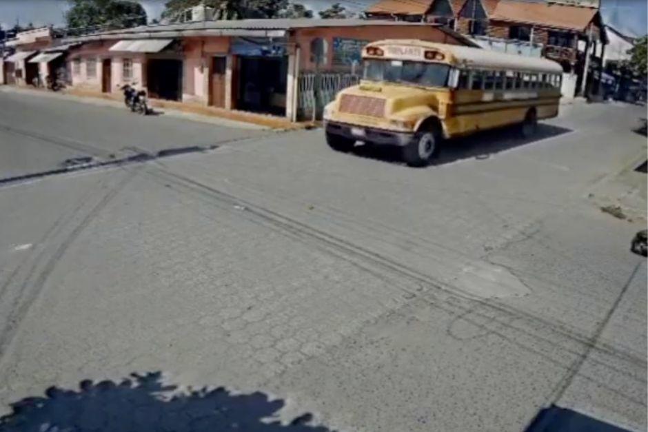 El bus presuntamente se pas&oacute; la se&ntilde;al del alto. (Foto: Captura de video)