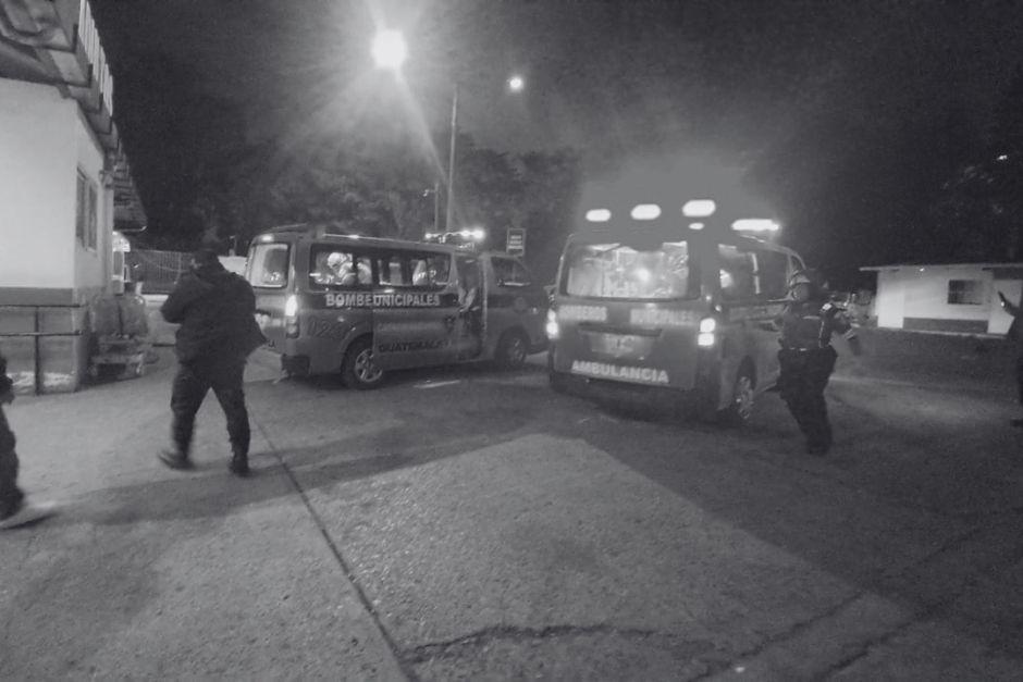 Un fallecido y un herido es el saldo del ataque armado en la calzada San&nbsp;Juan. (Foto: Bomberos Municipales)