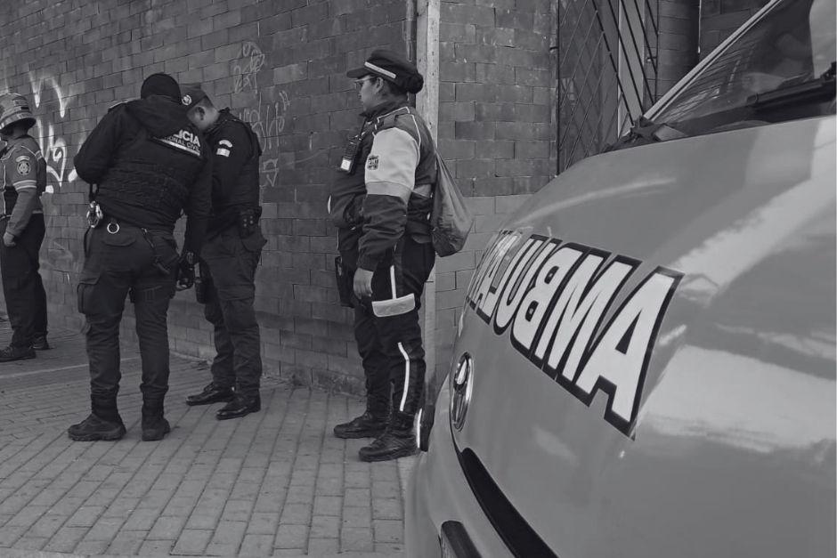 La v&iacute;ctima se encontraba sobre la acera y presentaba se&ntilde;ales de violencia. (Foto: Bomberos Municipales)