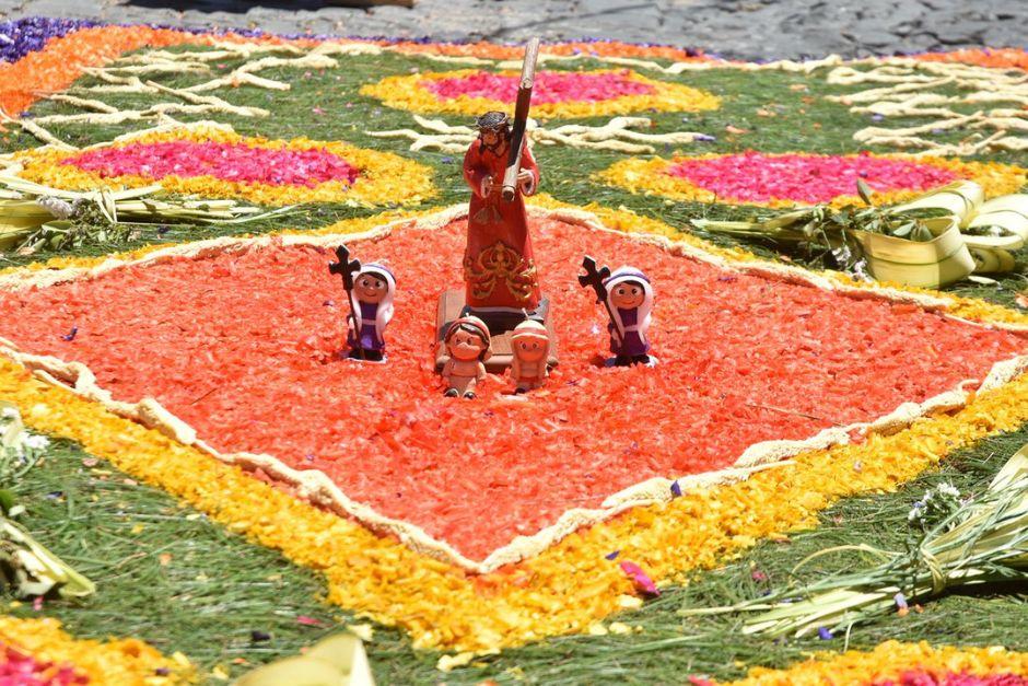 En este Domingo de Ramos, los fieles devotos realizaron alfombras emblem&aacute;ticas. (Foto: Fredy Hern&aacute;ndez/SOY502)&nbsp;