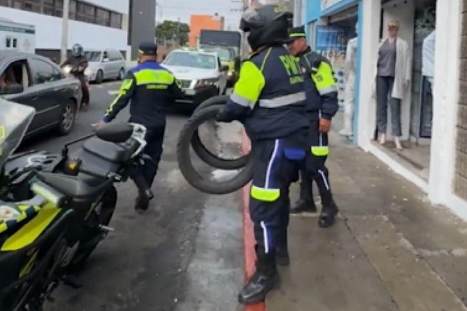 Los objetos con los que se "apartan" espacios en la v&iacute;a p&uacute;blica fueron retirados. (Foto: captura de video)