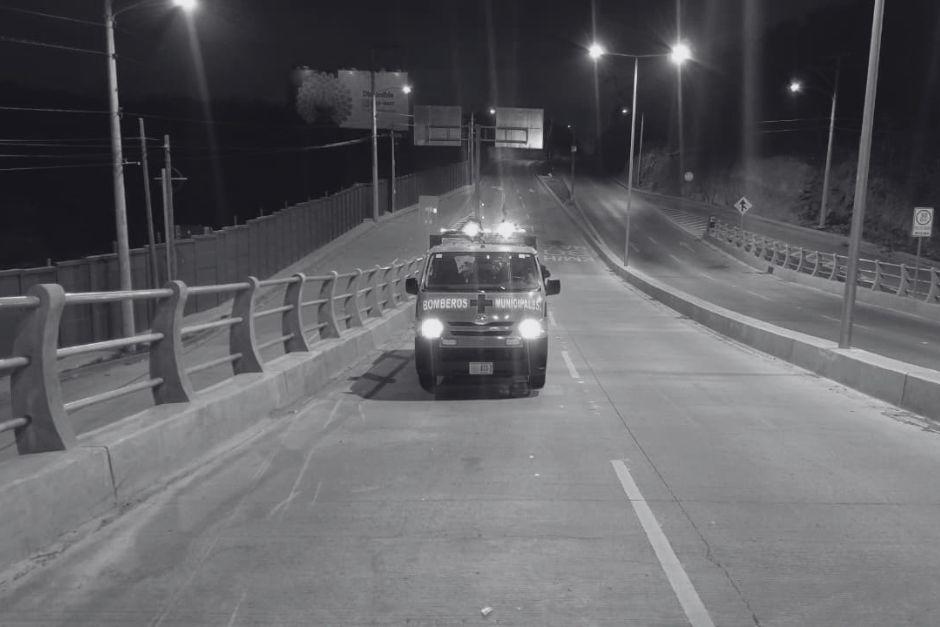El conductor muri&oacute; luego de caer sobre la cinta asf&aacute;ltica. (Foto: Bomberos Municipales)