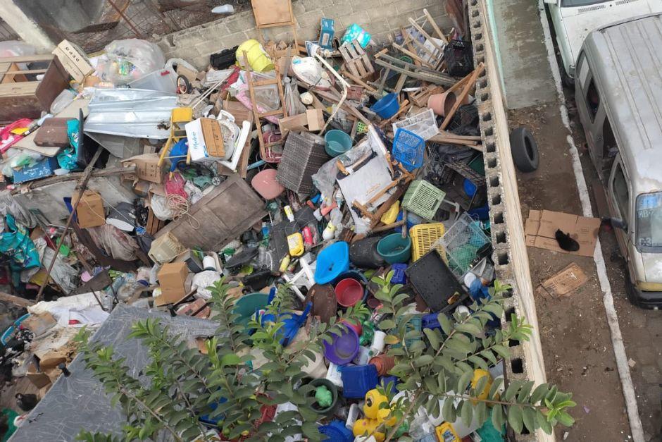 En el inmueble se encontraba acumulada una gran cantidad de desechos. (Foto: Neto Bran)