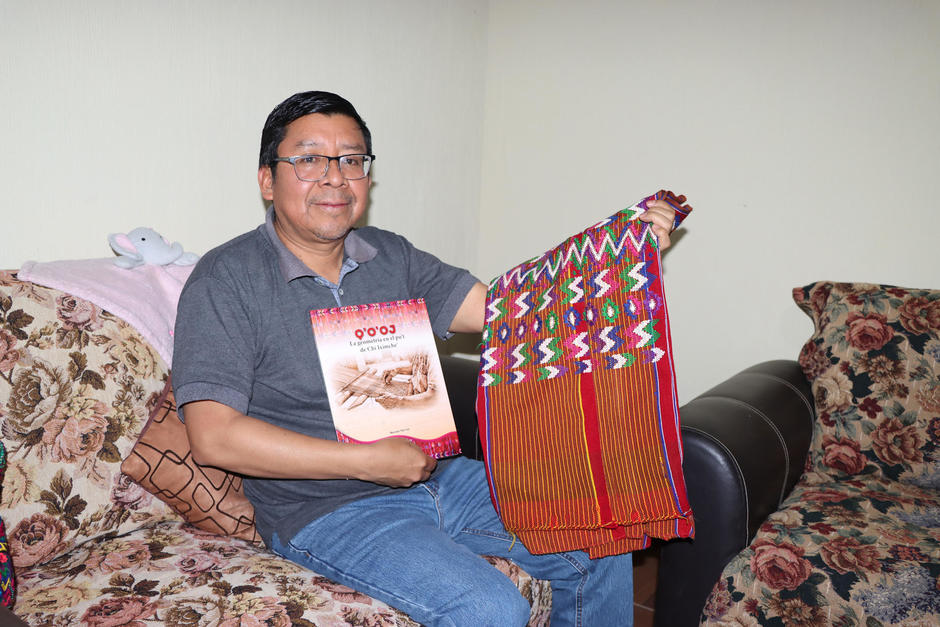 El docente detalla que "el po't de Chi Iximche&acute;"&nbsp; es un plano geom&eacute;trico que se traza, analiza, se calcula y dise&ntilde;a.&nbsp;(Foto: Julio Bala/Colaborador)