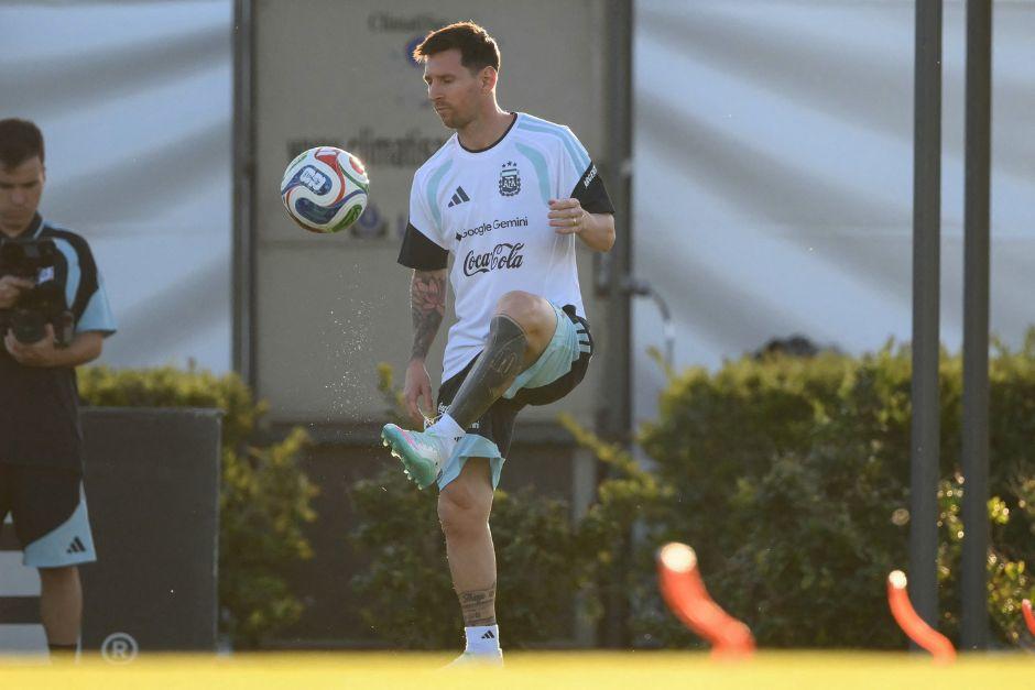 El astro argentino est&aacute; listo para ser titular luego de entrenarse al 100 en las instalaciones de la AFA. (Foto: AFP)