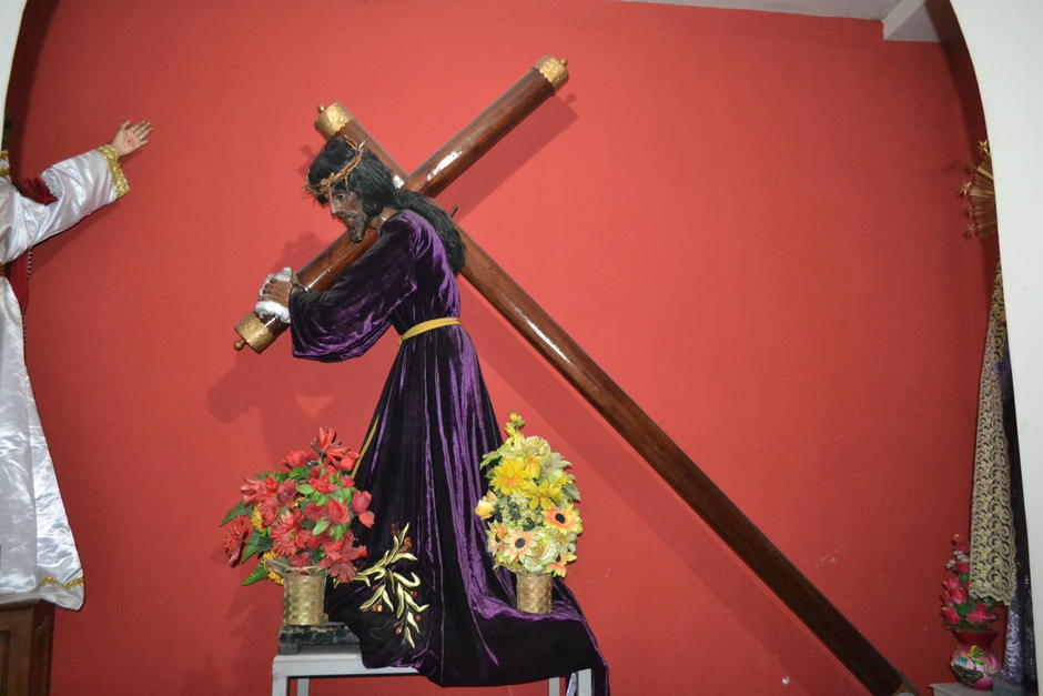 Jes&uacute;s a&uacute;n conserva la t&uacute;nica con la que fue originalmente llevado; sin embargo, la feligres&iacute;a le ha mostrado su cari&ntilde;o regalando diferentes atuendos para sus recorridos. (Foto: &Eacute;lfego Escobar/Colaborador)