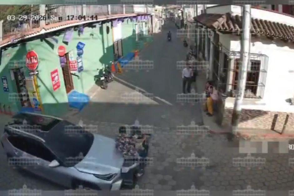 Los peatones tambi&eacute;n resultaron afectados tras el percance vial. (Foto: Captura de video)