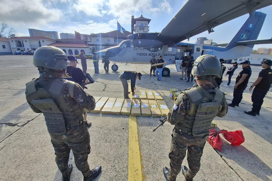 El Ej&eacute;rcito apoy&oacute; con el traslado de las armas localizadas en Huehuetenango. (Foto: Ej&eacute;rcito de Guatemala)