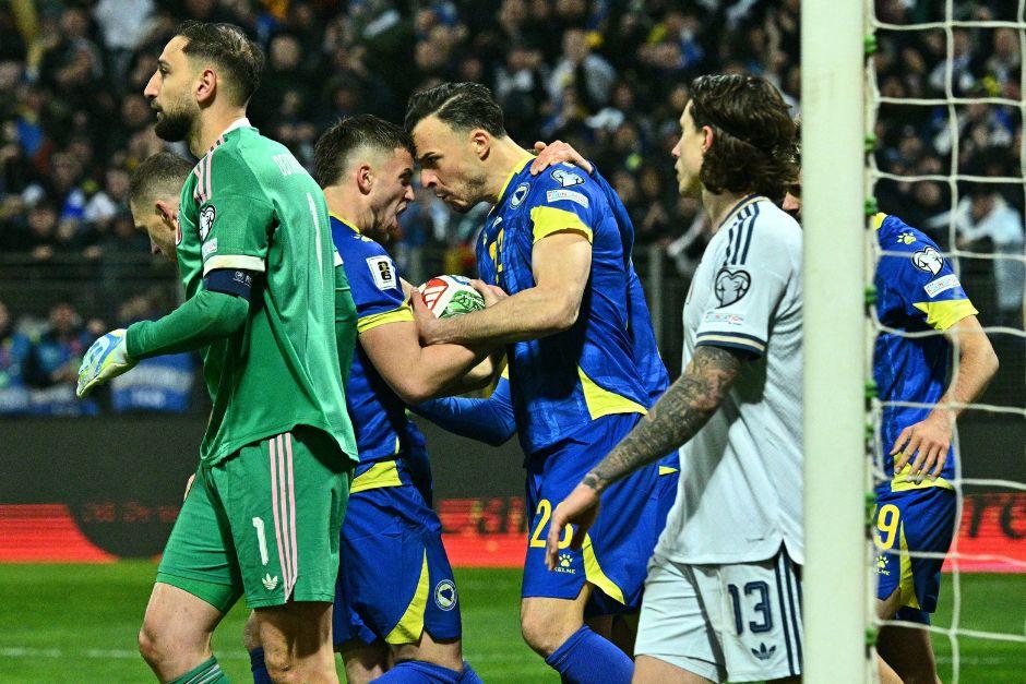 Los bosnios festejaron la clasificaci&oacute;n luego de un duro partido ante los italianos, que se quedaron con 10. (Foto: AFP)