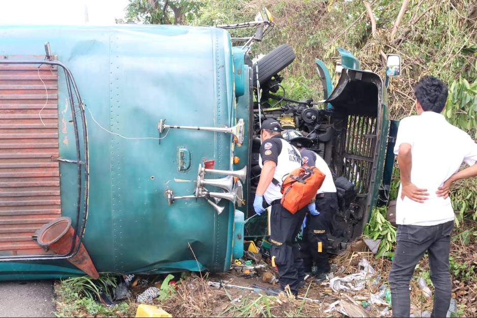 Un accidente de tr&aacute;nsito en donde termin&oacute; un bus volcado ha dejado a 12 personas heridas. (Foto: Bomberos Voluntarios)