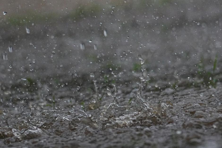 Algunos conductores fueron arrastrados por las correntadas de agua en las calles. (Foto ilustrativa: Shutterstock)