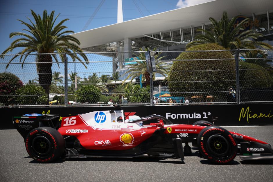 La Ferrari de Charles Leclerc fue la que tuvo el mejor tiempo de las pr&aacute;cticas libres en Miami. (Foto: AFP)