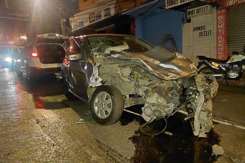 El veh&iacute;culo qued&oacute; destrozado tras el impacto.&nbsp;(Foto: Bomberos Municipales)